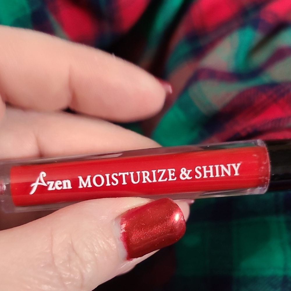 Moisturize & Shiny Lip Gloss — Radiant Red